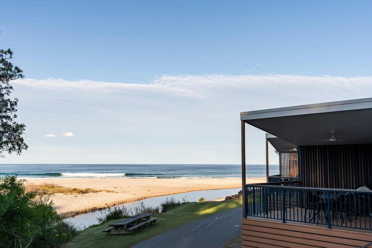 Premium Beachfront Villa (3BR) | Tasman Holiday Parks - Racecourse Beach