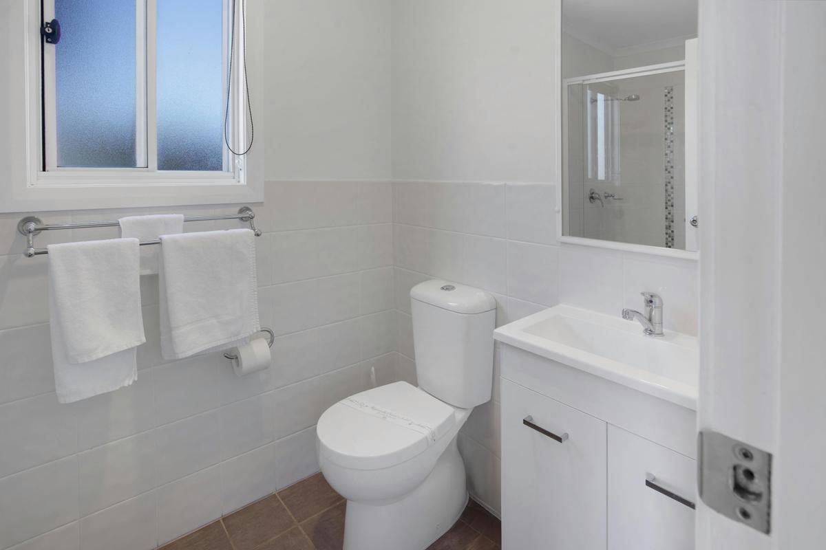 Blacksmiths Beachside Holiday Park - Cabin bathroom