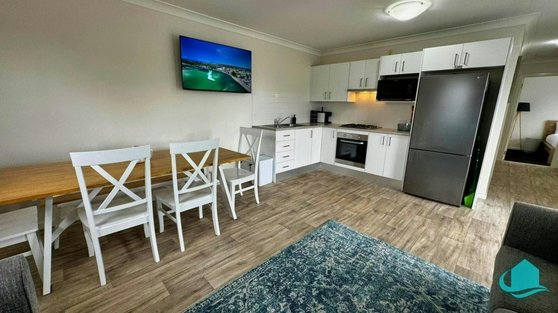 Cosy Cottage with dining area and wall mounted TV