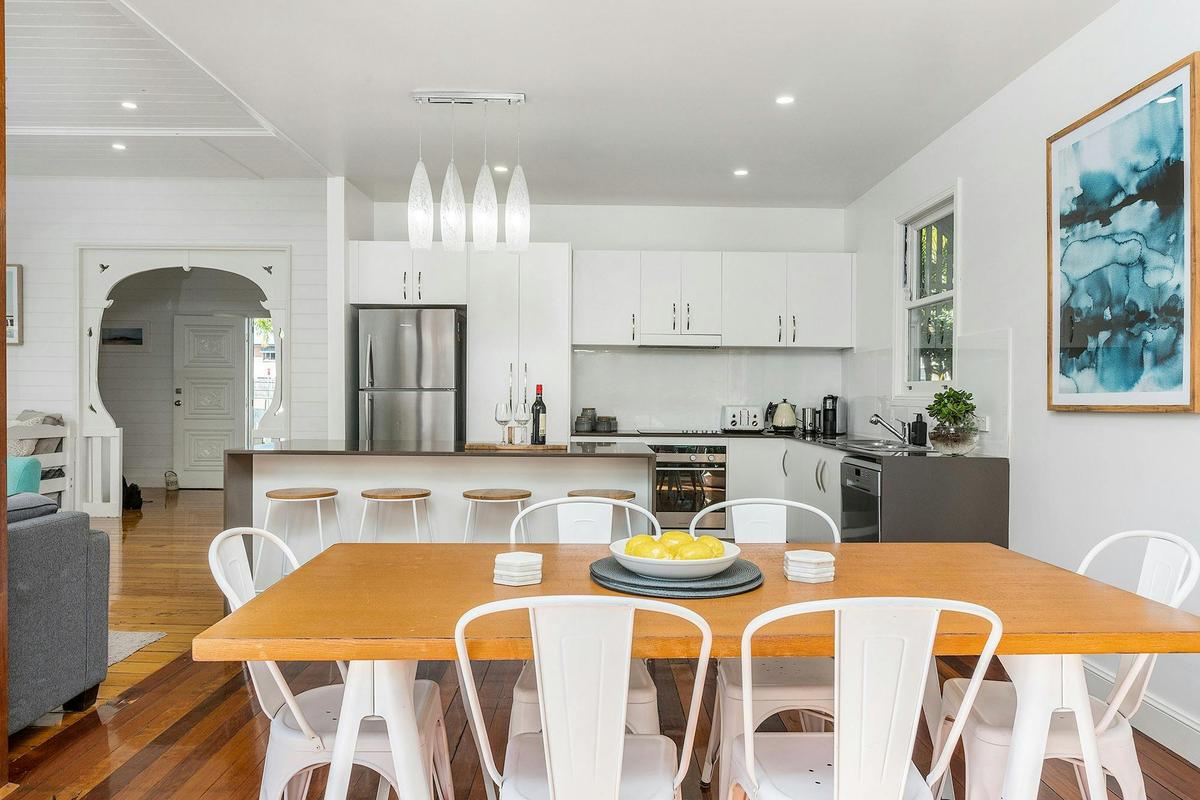 Aaloka Bay - Byron Bay - Kitchen and Dining