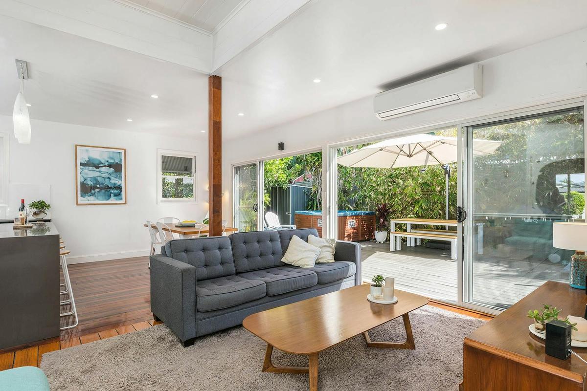 Aaloka Bay - Byron Bay - Lounge towards Deck Area