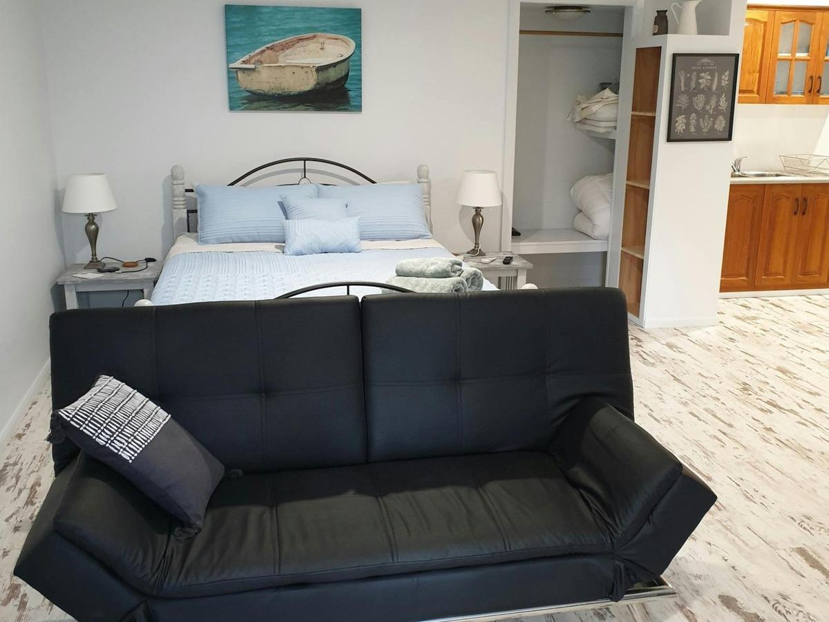 Behind the Hedge studio bedroom and lounge