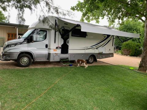 Behind the Hedge van site