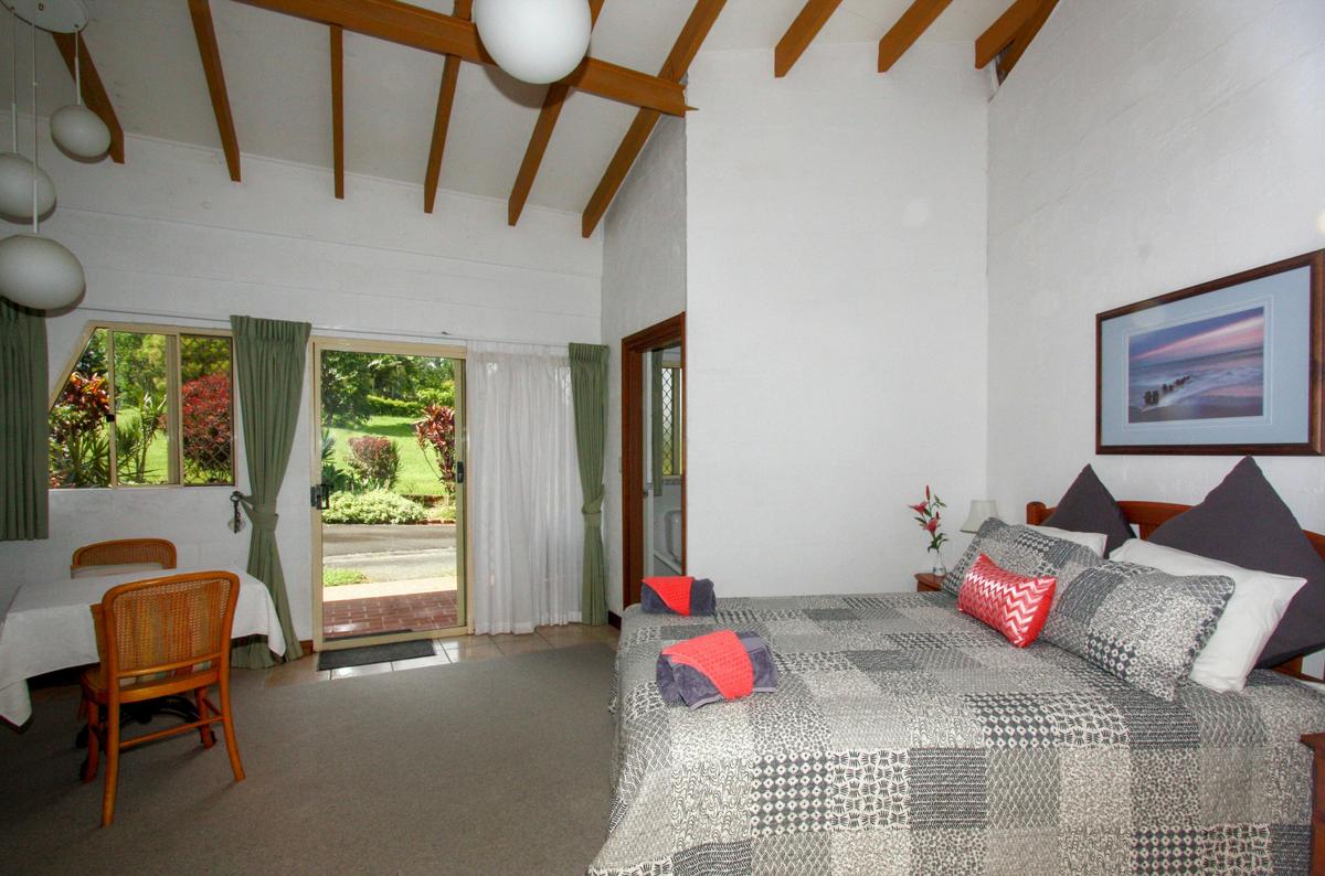 Bedroom with Queen bed and ensuite