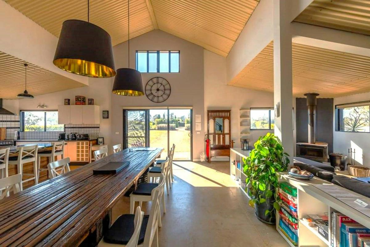 Abercrombie Ridge: The Barn - Open plan entertaining and dining