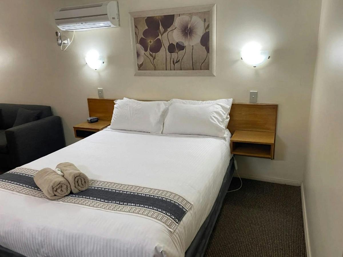 All Settlers Motor Inn Queen Bed with white linen