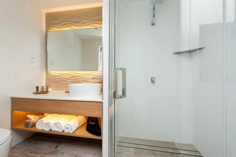 Twin Queen Studio - Guest Bathroom