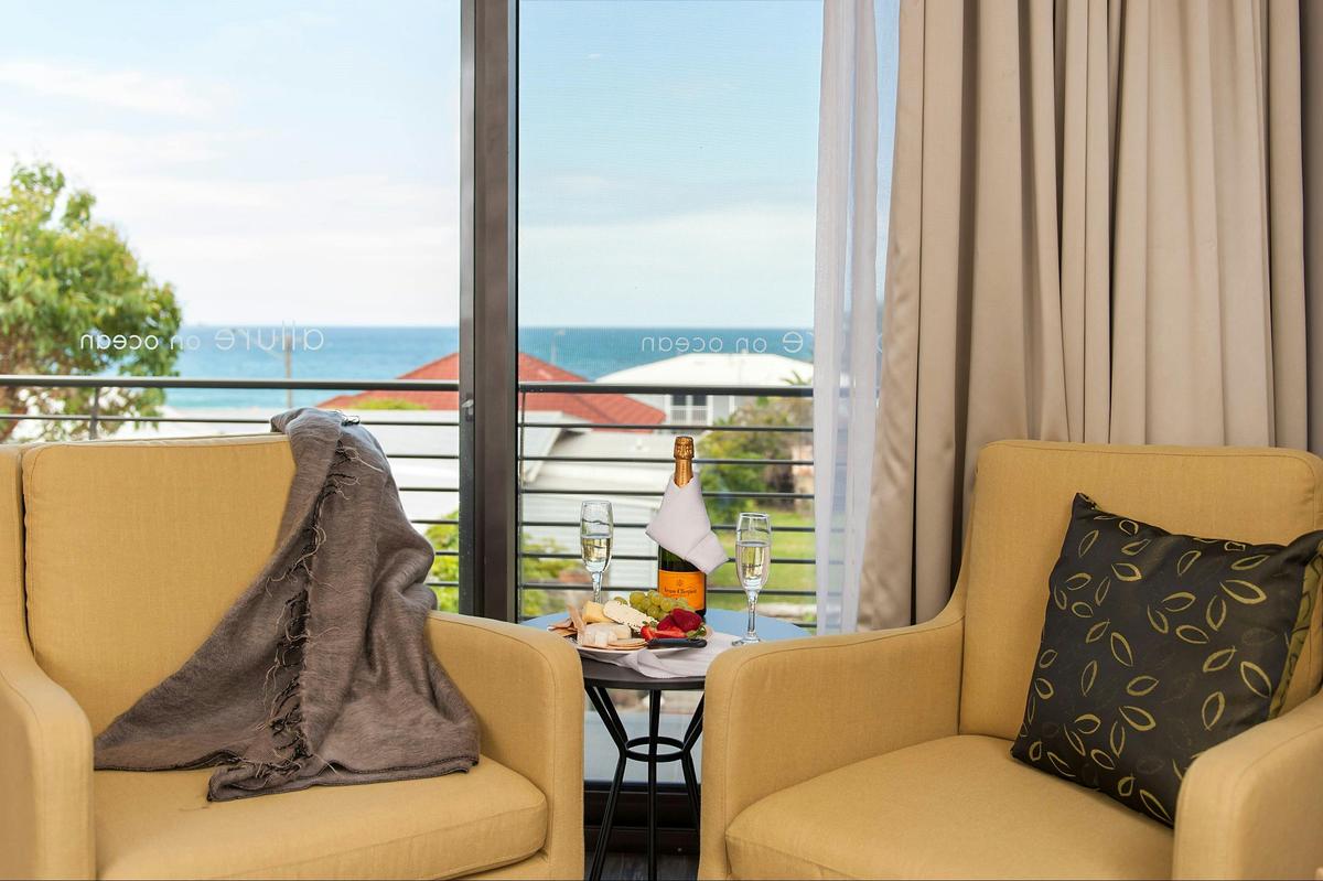 Upstairs Queen Studio - sitting area