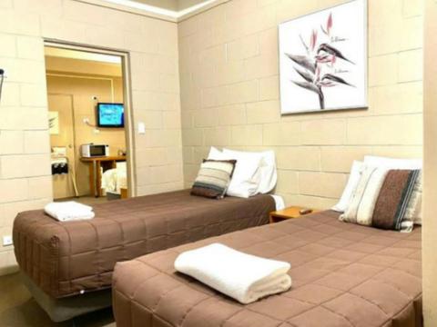 Apollo Motel Deluxe Two Bedroom Suite Single Beds