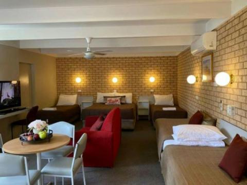 Apollo Motel Large Family Suite
