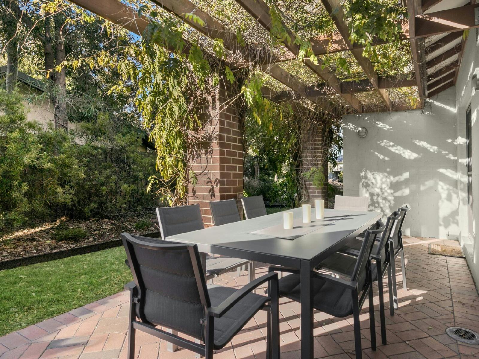Amaroo Lodge outdoor dining area
