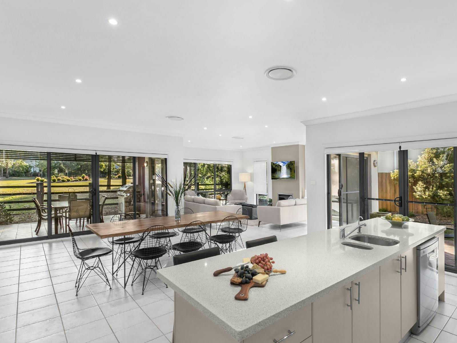 Amaroo Lodge kitchen and dining area