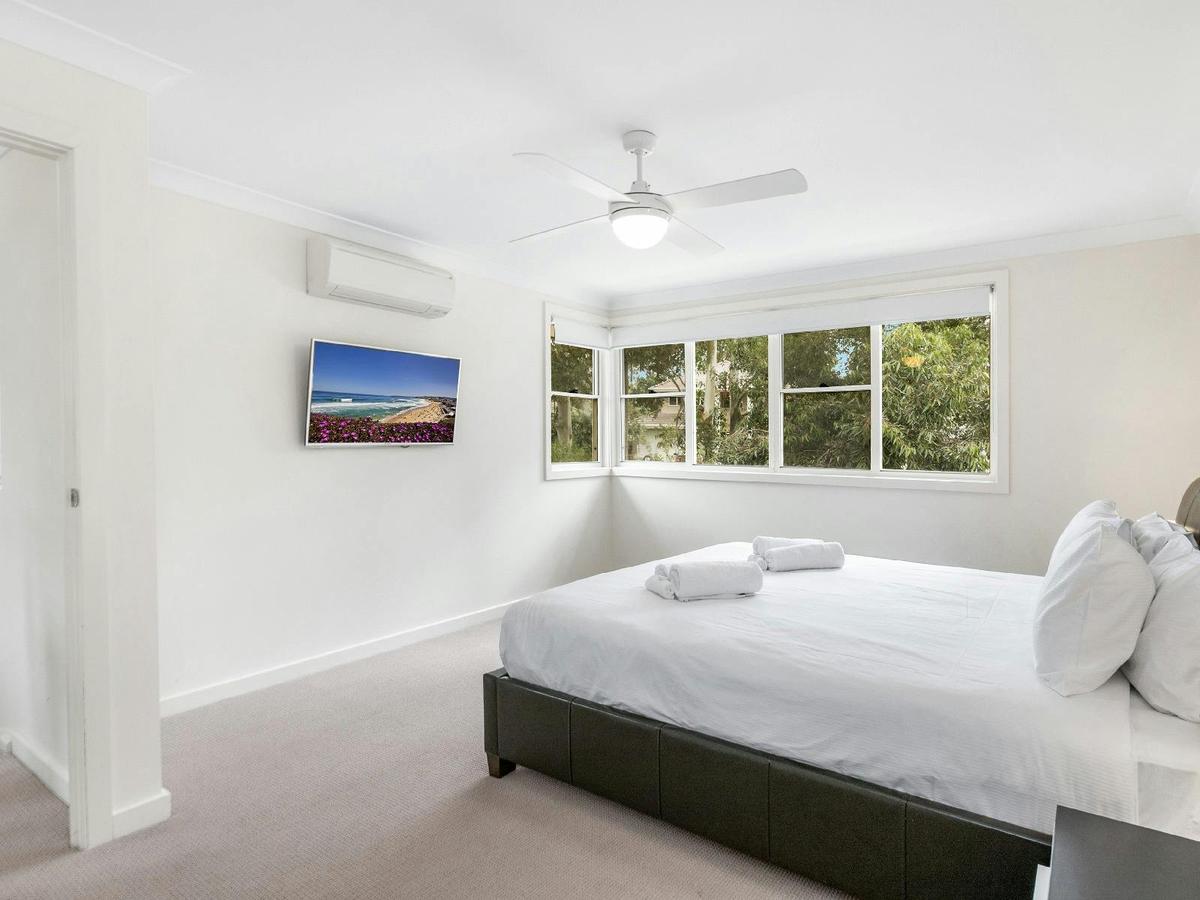 Amber Lakes bedroom
