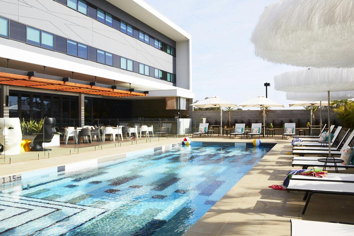 Atura Blacktown's outdoor pool courtyard and full-service bar