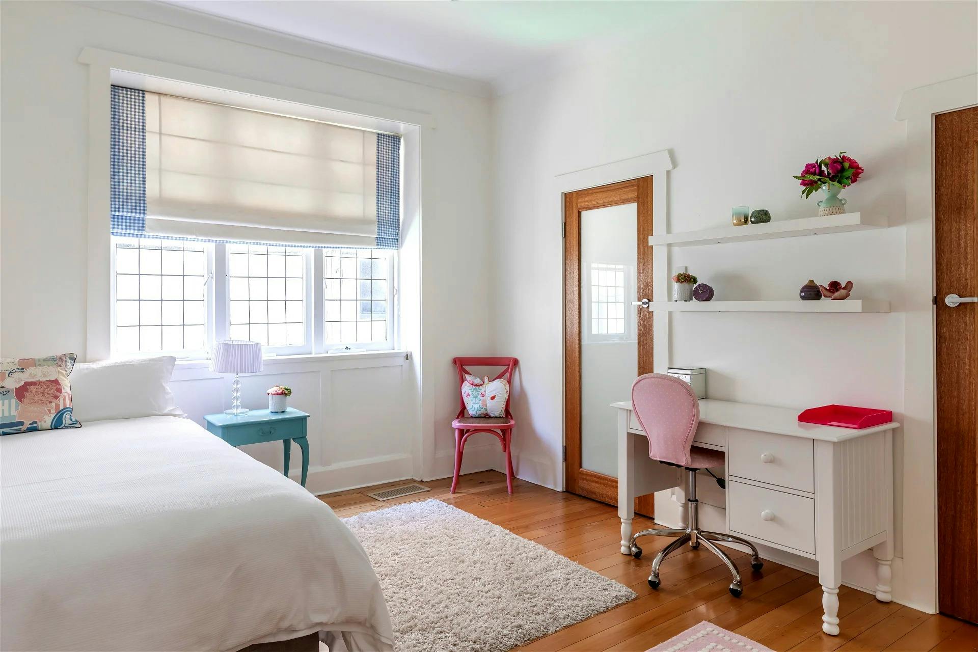 queen bed with ensuite