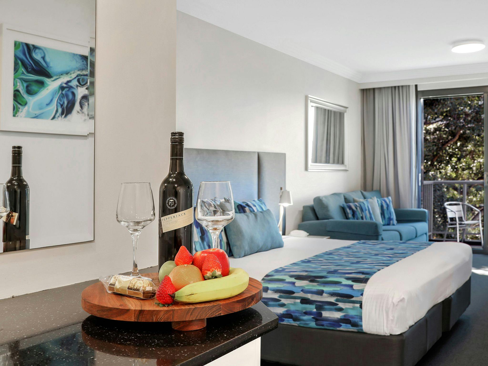 Basis Kitchenette, Bar fridge