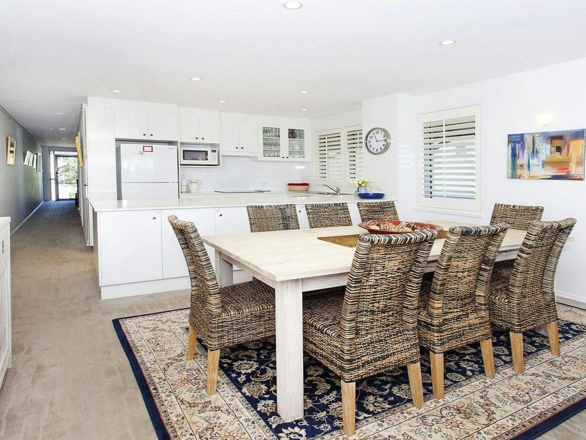 Dining seats 6