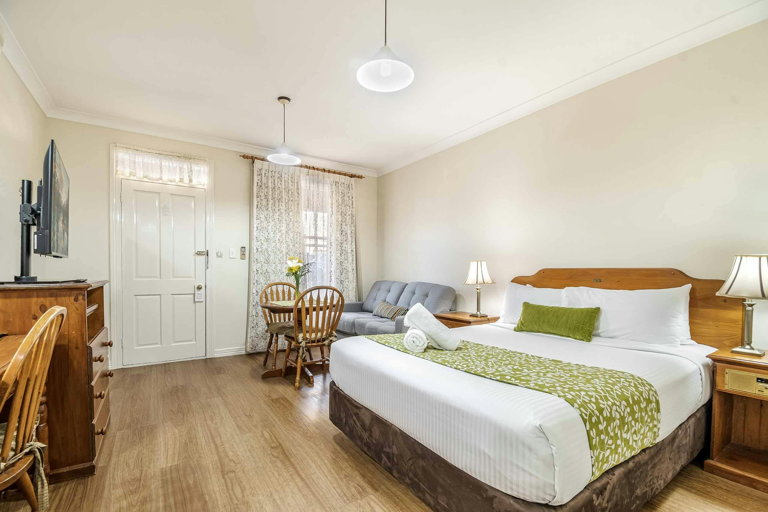 Heritage Inn Queen Room