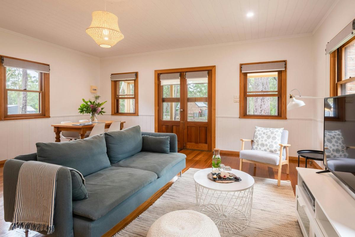 Blenheim Beach Cottage Lounge and dining area