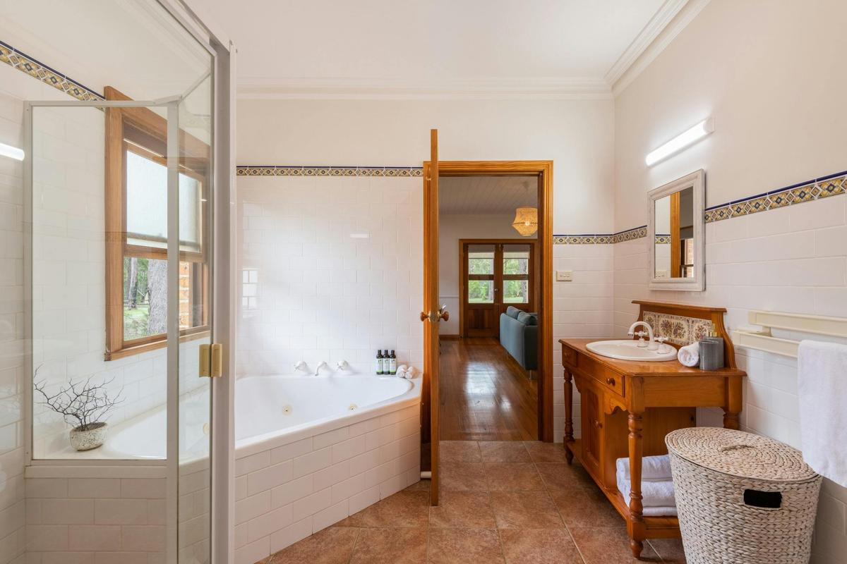 Blenheim Beach Cottage Bathroom