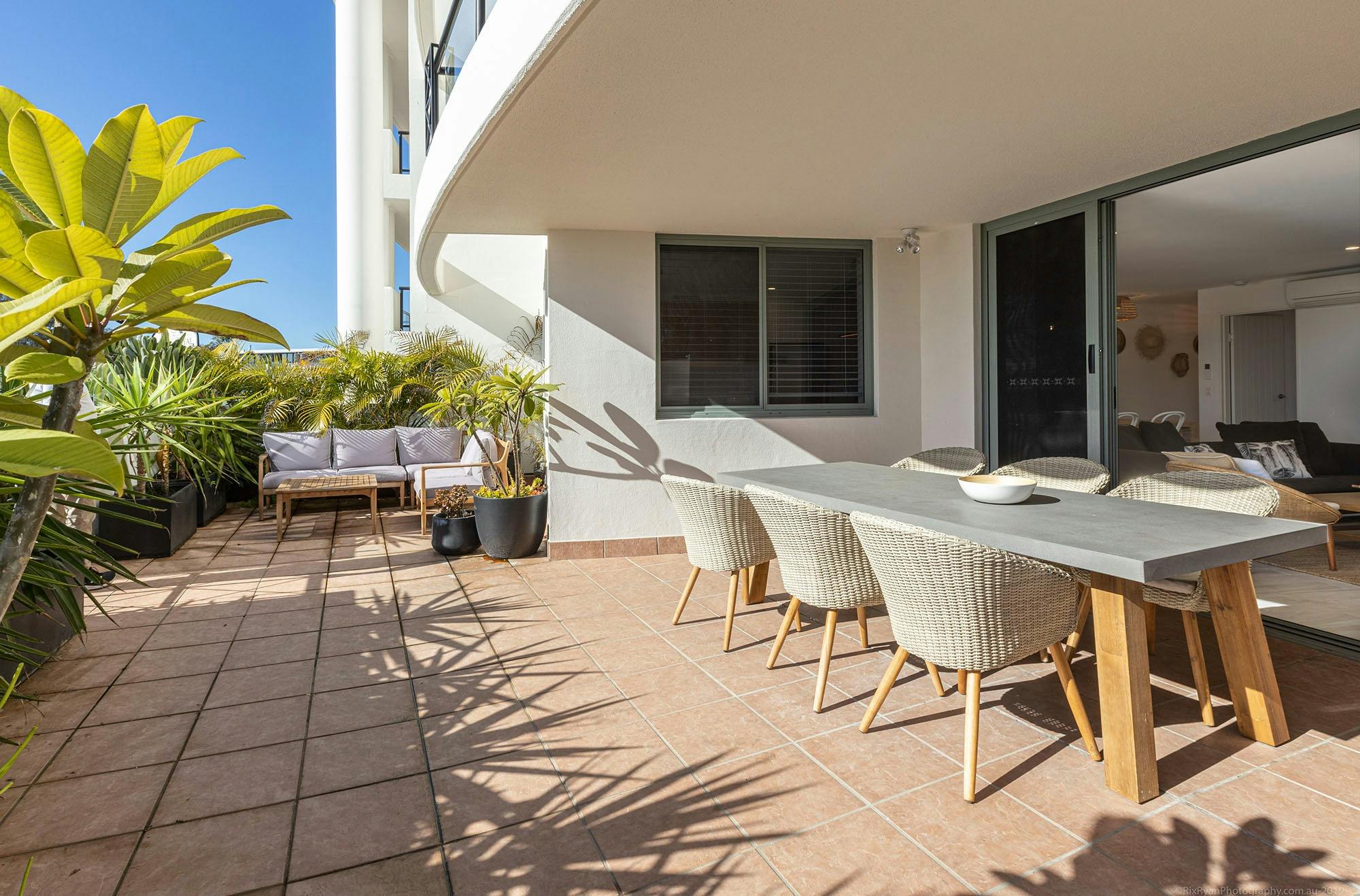 Bay Royal Apartment 2 - Byron Bay - Outdoor dining and courtyard 2