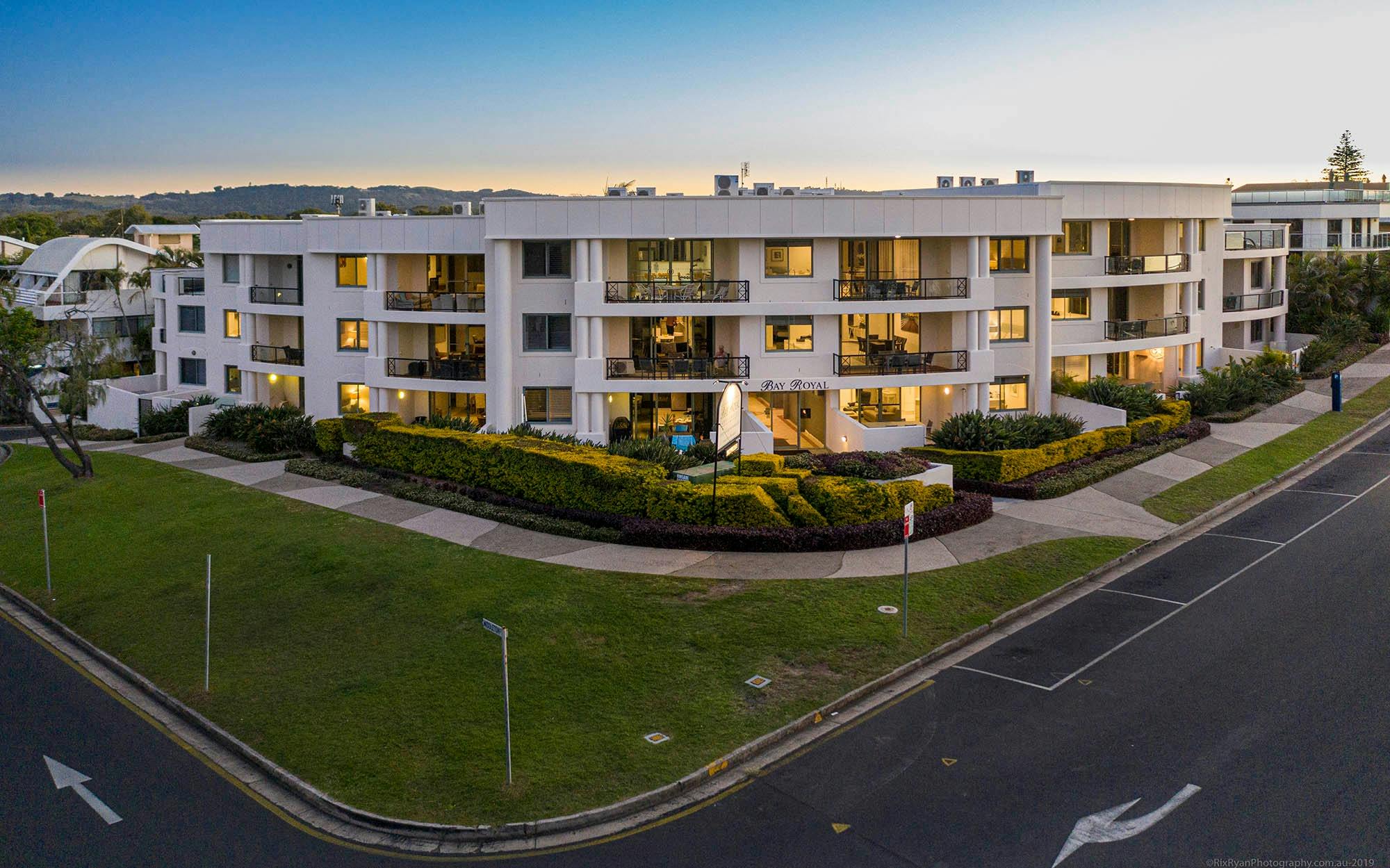 Bay Royal Apartment 2 - Byron Bay - Front of building - dusk 3