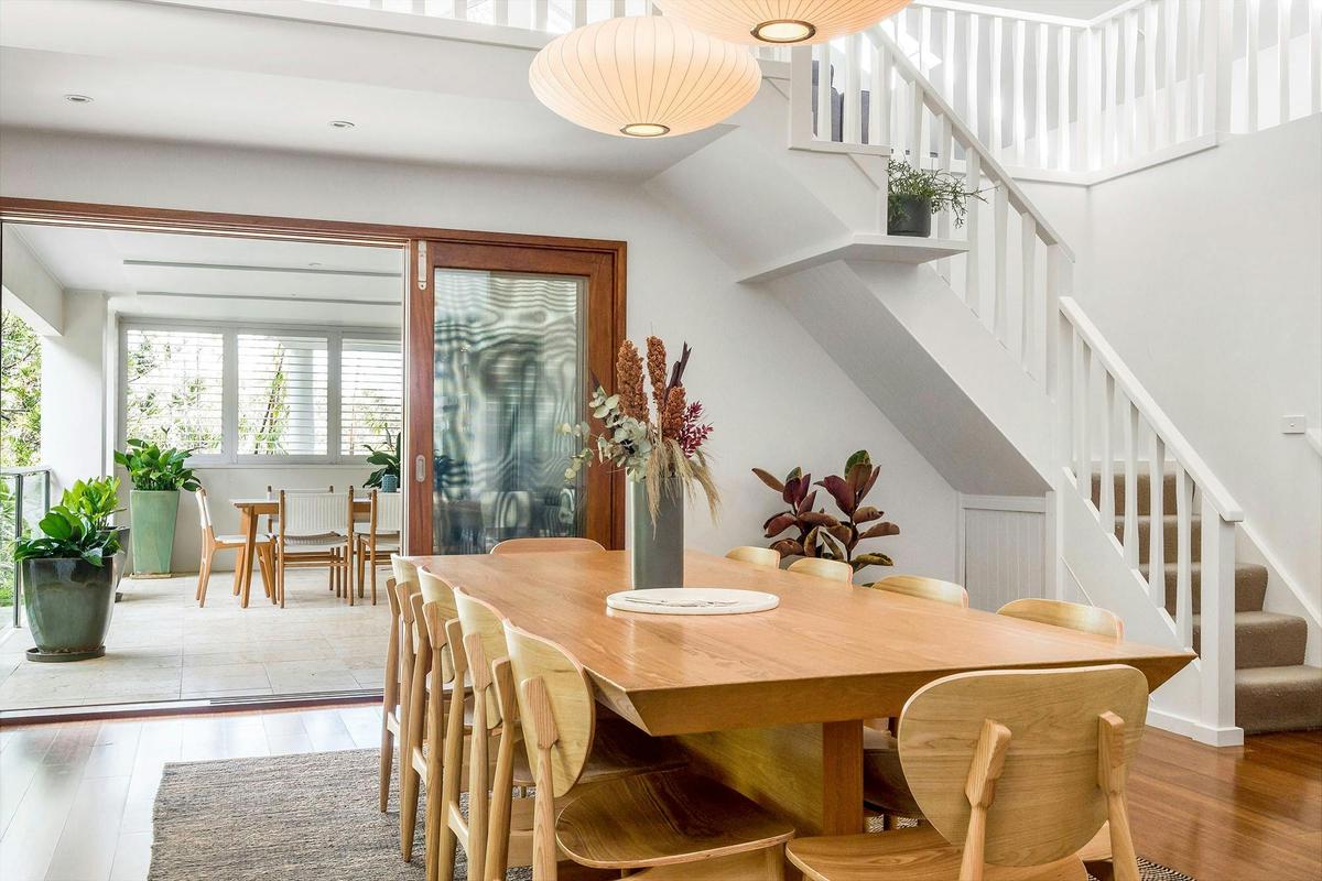 Beachcomber Blue - Byron Bay - Indoor Dining Flow to Outdoor Dining b