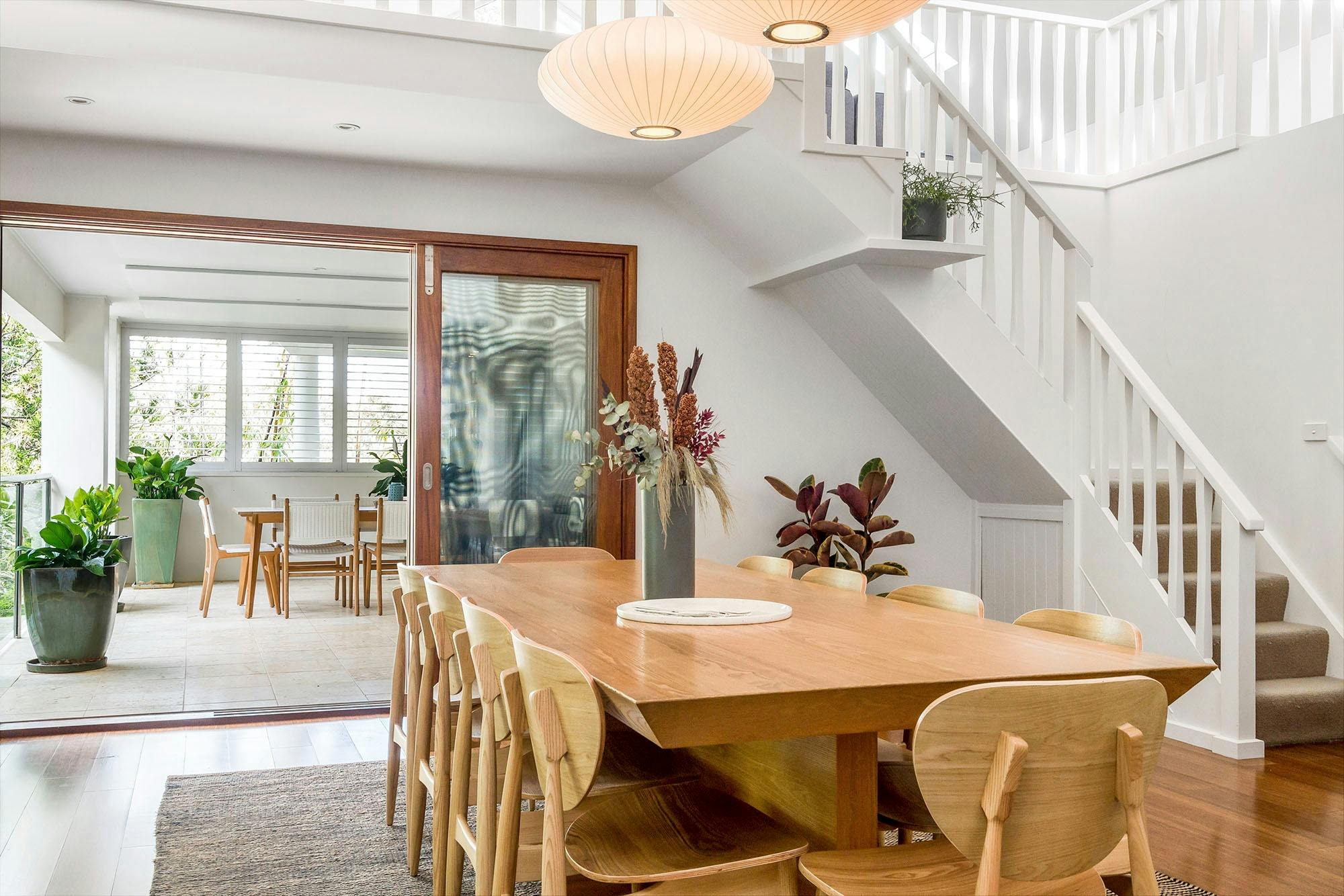 Beachcomber Blue - Byron Bay - Indoor Dining Flow to Outdoor Dining b