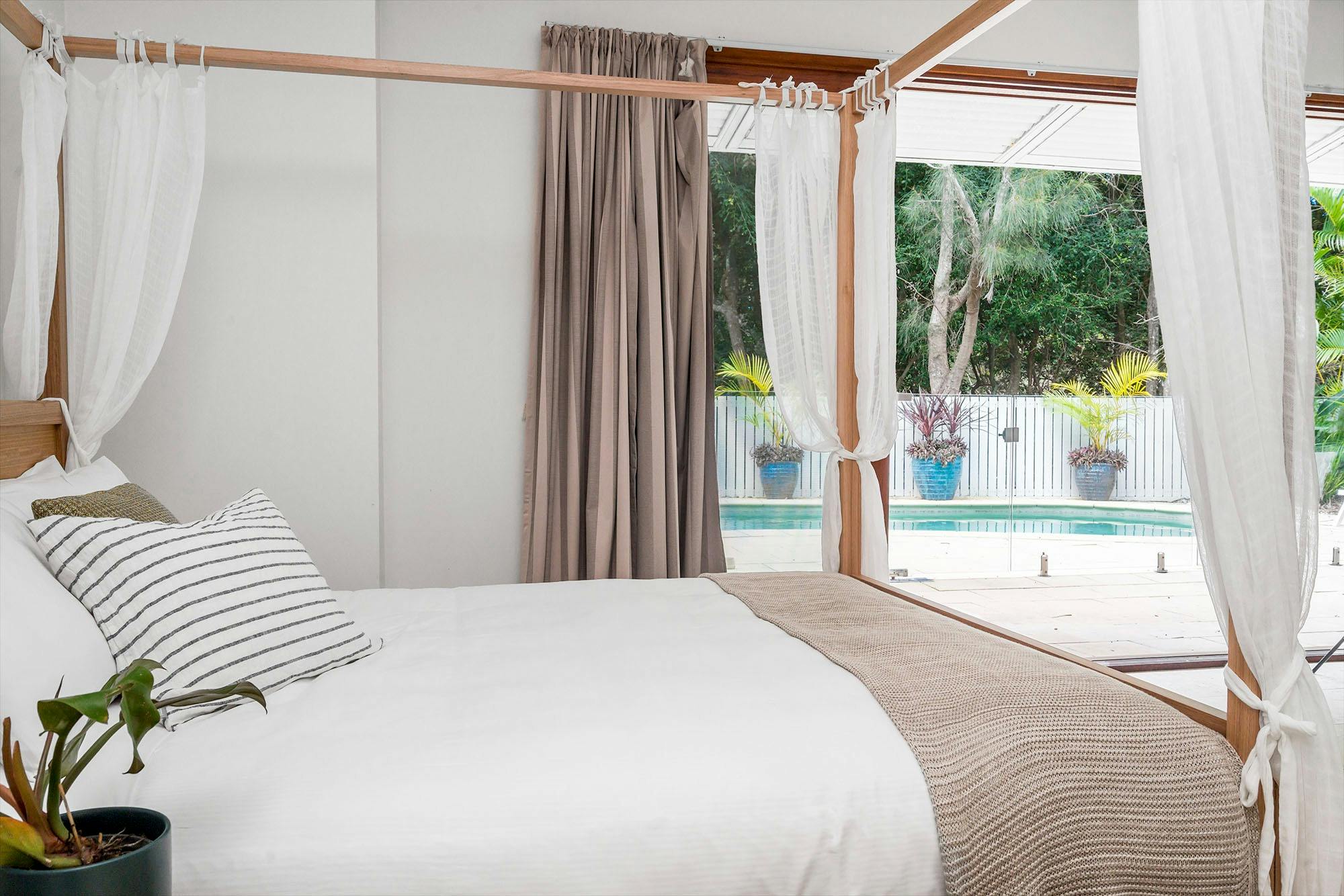 Beachcomber Blue - Byron Bay - Bedroom 4 Canopy Bed