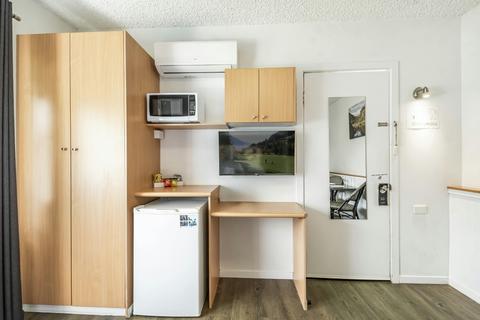Compact Queen - Pet Friendly