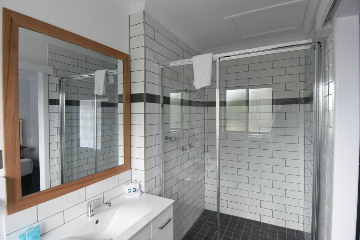 1-Bedroom Apartment bathroom