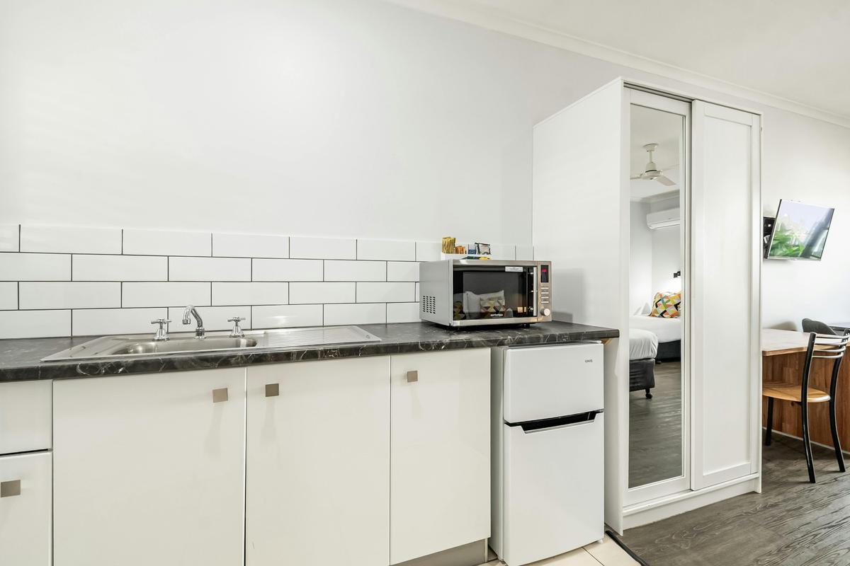 King Studio Kitchenette