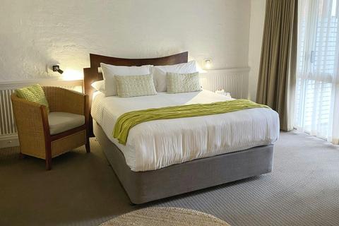 Non waterfront ground floor