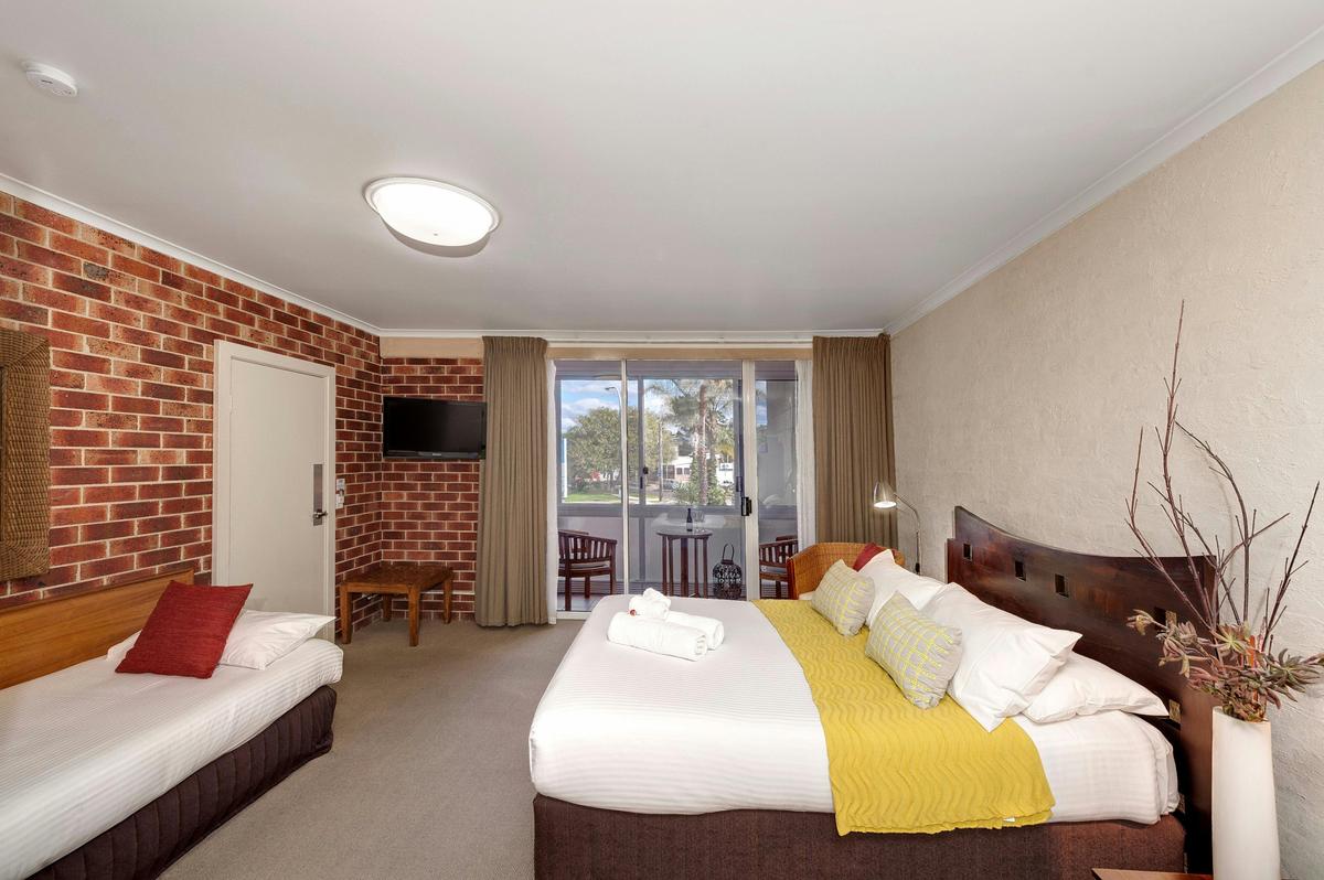 Non Waterfront - First Floor