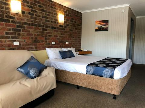 Deluxe Queen Room with couch