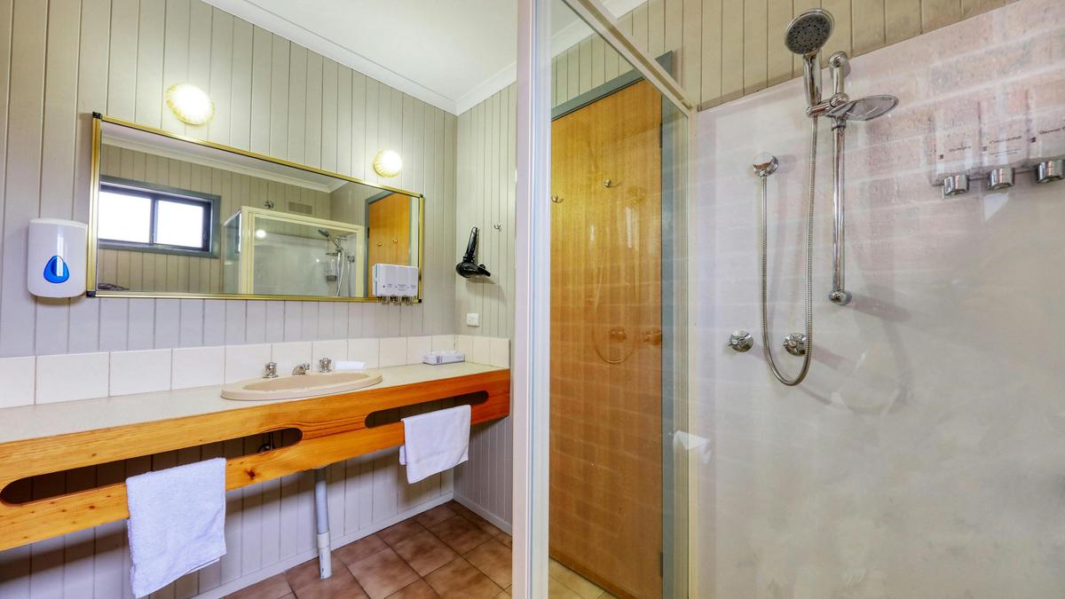 Deluxe Queen Bathroom