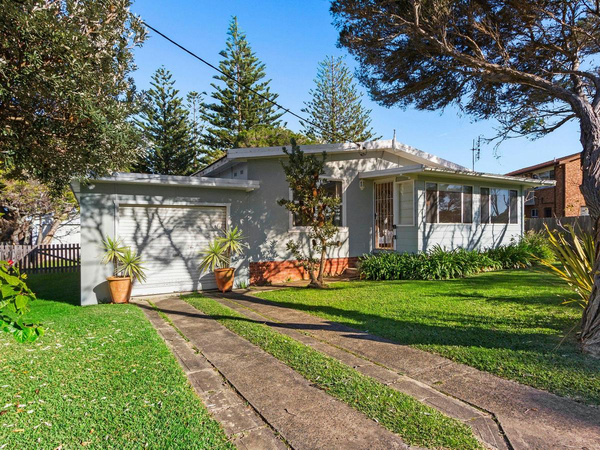 Near Shops, Near Shops/Beach, Parking, Parking - Driveway, Private Entrance