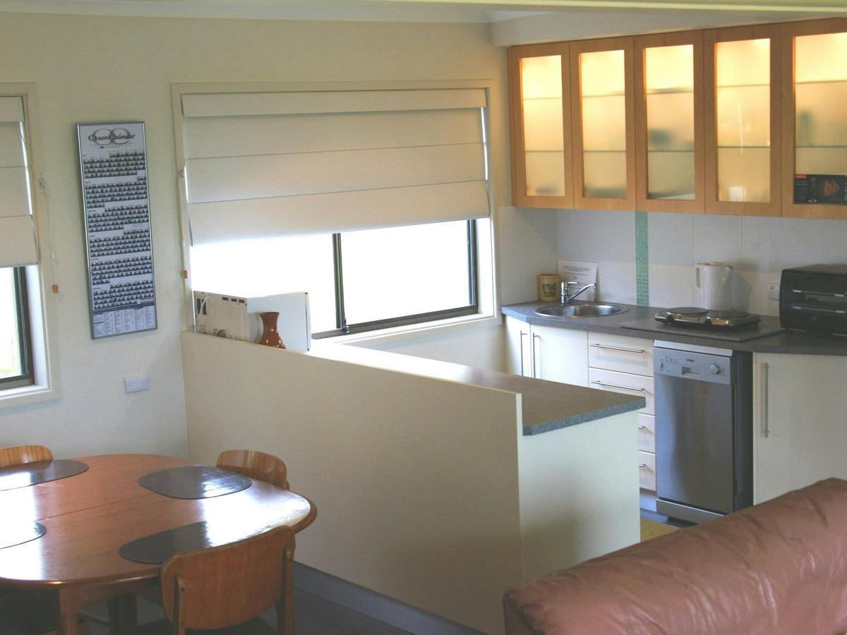Kitchen & dining room (to back patio)
