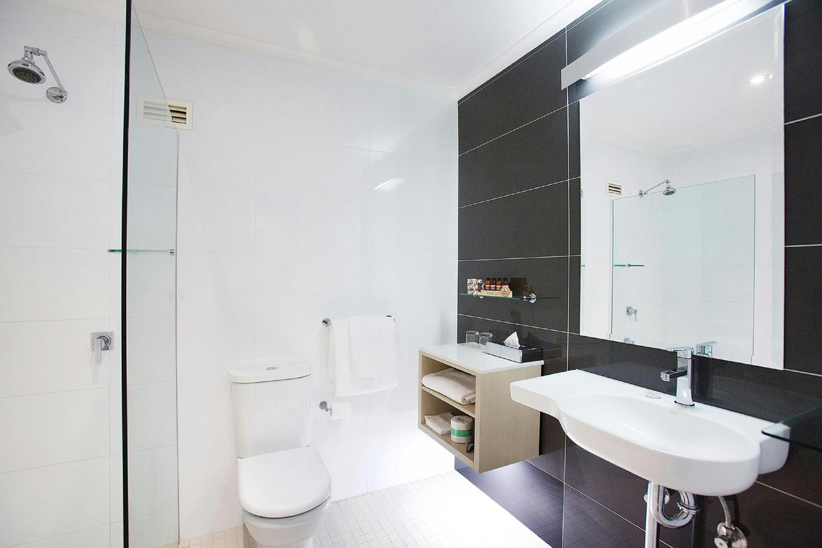 Superior King/Twin Bathroom