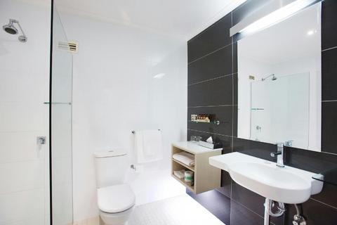 Deluxe Room Bathroom