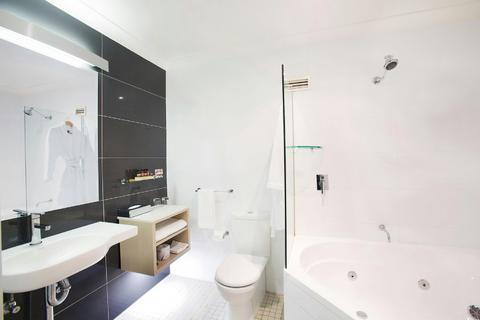 King Spa Suite Bathroom