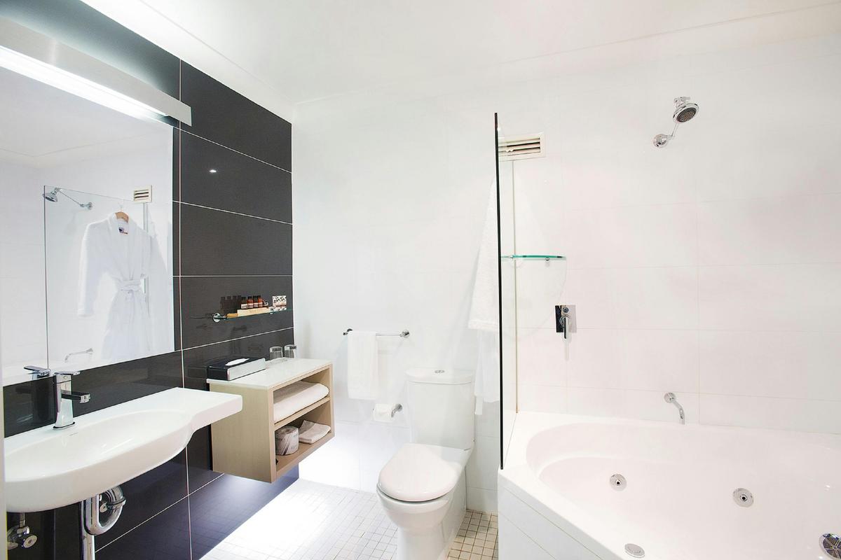 King Spa Suite Bathroom