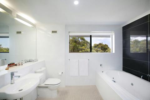 Honeymoon Suite Bathroom