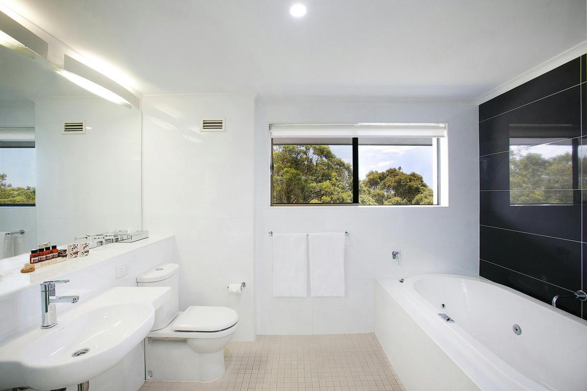 Honeymoon Suite Bathroom