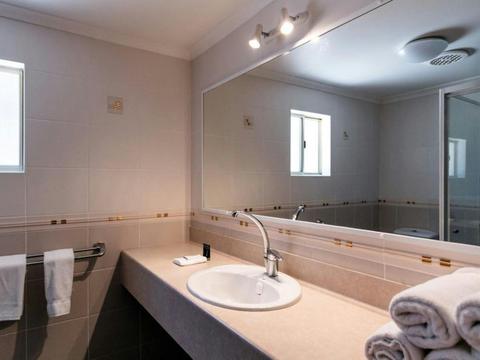 Deluxe Room - Bathroom