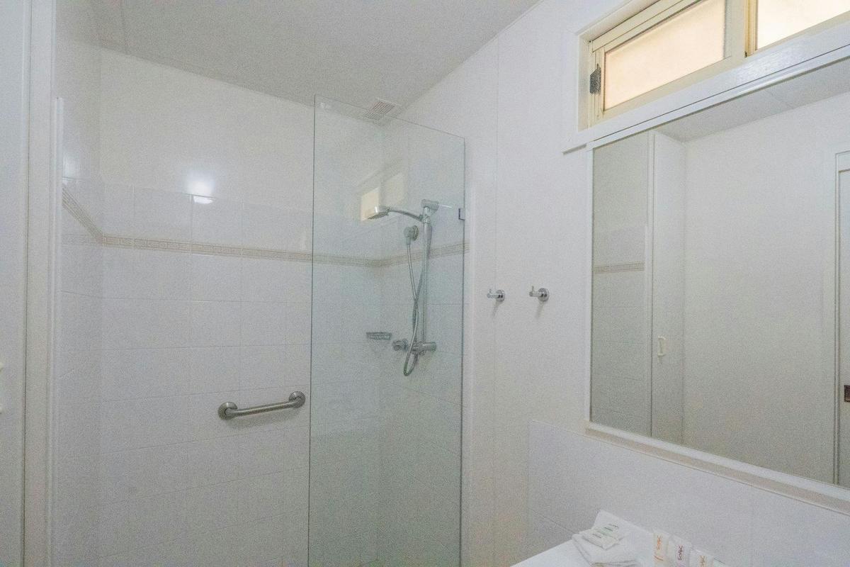 Palm Cabin Bathroom