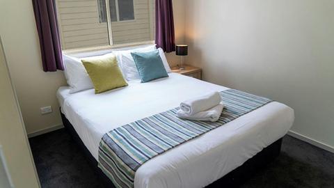 Caranday Cabin master bed