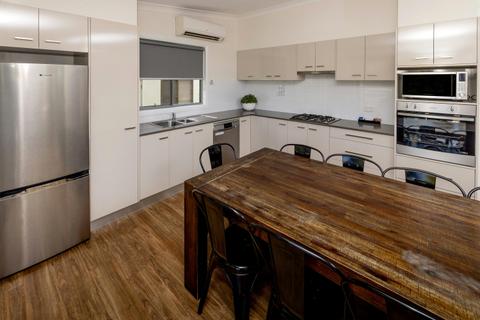 BIG4 Karuah Jetty Family Bungalow dining and kitchen