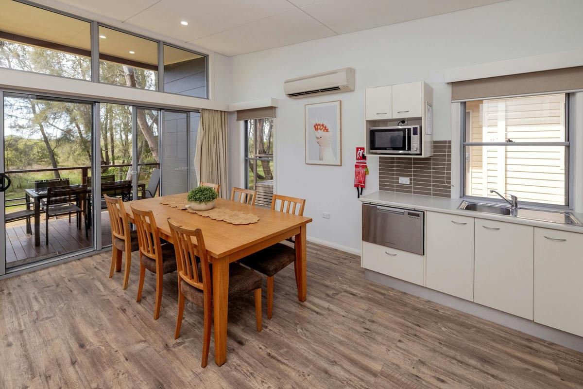 BIG4 Karuah Jetty Family Villa dining area