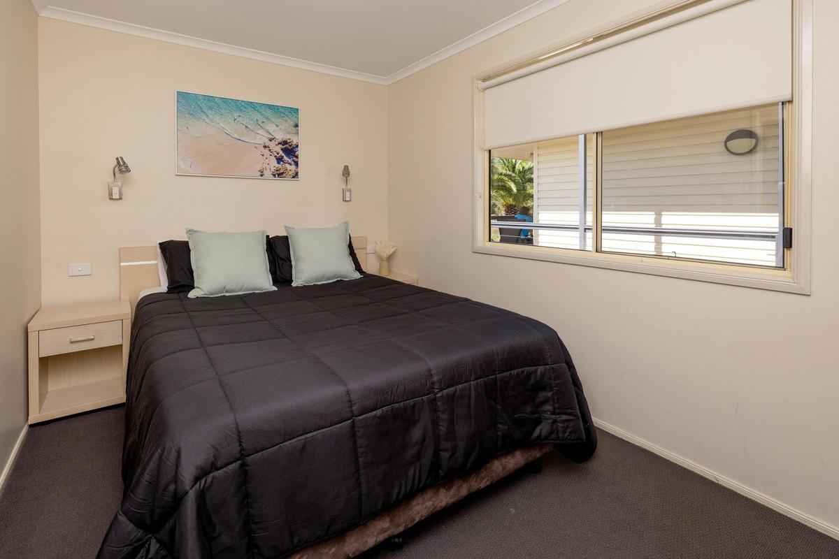 BIG4 Karuah Jetty Deluxe Villa main bedroom